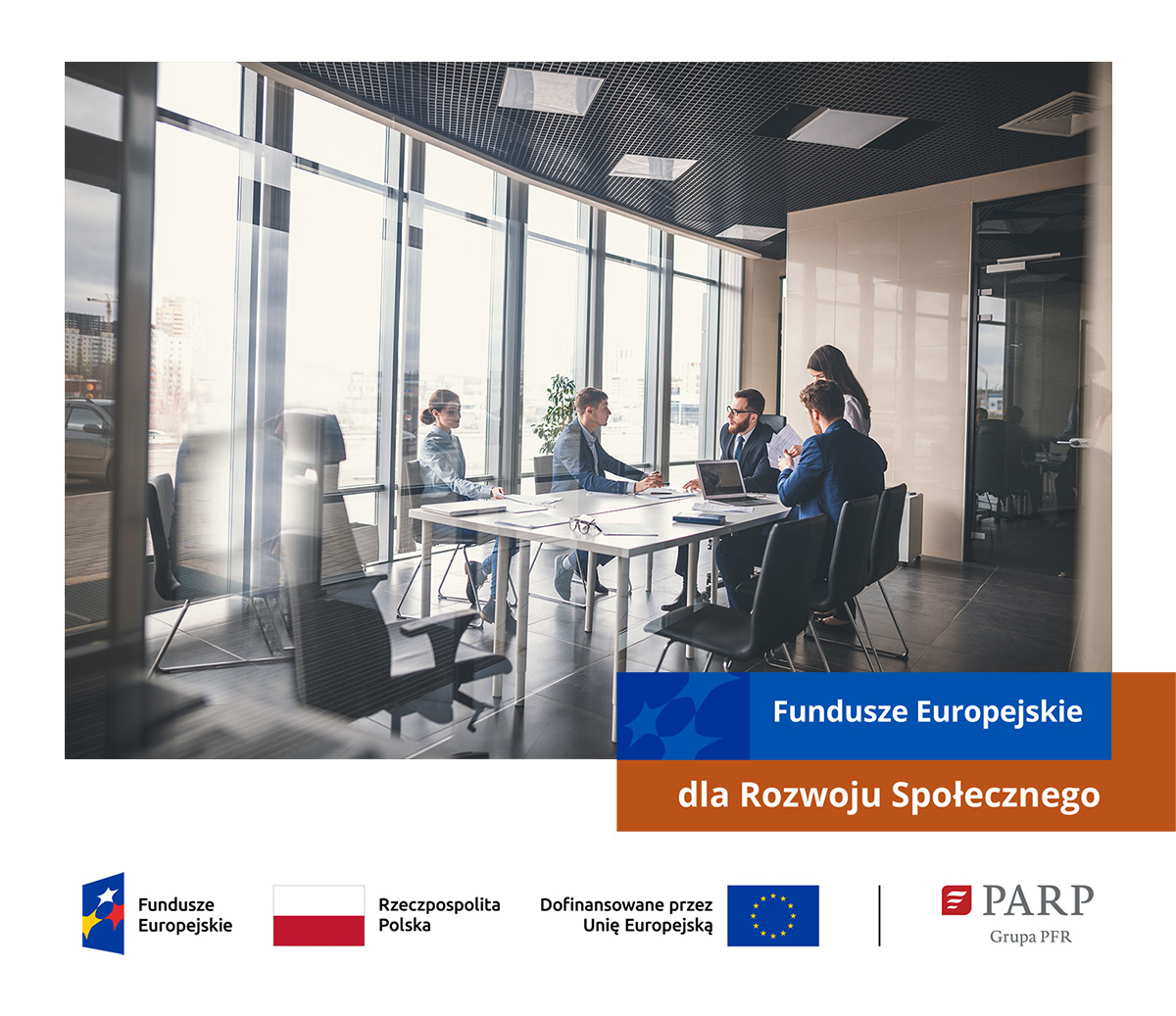 Fundusze Europejskie dla Rozwoju Społecznego - zdjęcie przedstawiające ludzi w sali szkoleniowej